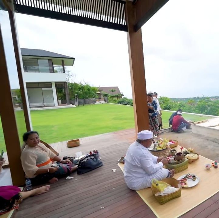 <p>Maharani juga menyediakan fasilitas gazebo yang ia gunakan untuk berkumpul bersama teman-teman atau keluarga. Meski banyak memiliki rumah mewah di beberapa daerah, rumah barunya yang satu ini tidak kalah megah dari rumahnya yang lain, ya, Bunda. (Foto: YouTube maharani kemala)</p>