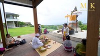 <p>Maharani juga menyediakan fasilitas gazebo yang ia gunakan untuk berkumpul bersama teman-teman atau keluarga. Meski banyak memiliki rumah mewah di beberapa daerah, rumah barunya yang satu ini tidak kalah megah dari rumahnya yang lain, ya, Bunda. (Foto: YouTube maharani kemala)</p>