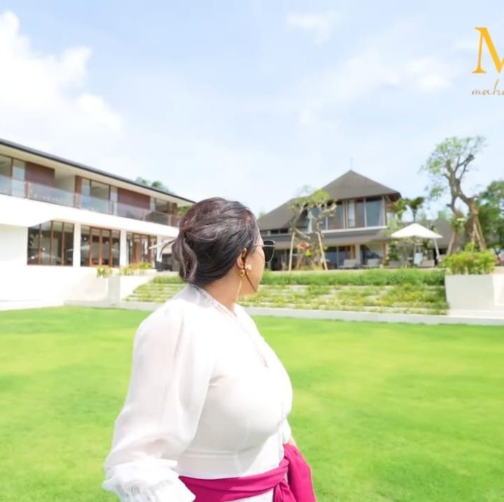 <p>Rumah ini yang dianggap seperti hotel mewah karena memiliki area yang luas, salah satunya adalah lapangan yang satu ini. Areanya ini bisa digunakan untuk acara-acara besar karena memiliki ukuran yang begitu luas, Bunda. (Foto: YouTube maharani kemala)</p>