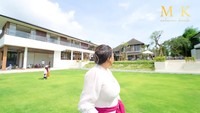 <p>Rumah ini yang dianggap seperti hotel mewah karena memiliki area yang luas, salah satunya adalah lapangan yang satu ini. Areanya ini bisa digunakan untuk acara-acara besar karena memiliki ukuran yang begitu luas, Bunda. (Foto: YouTube maharani kemala)</p>