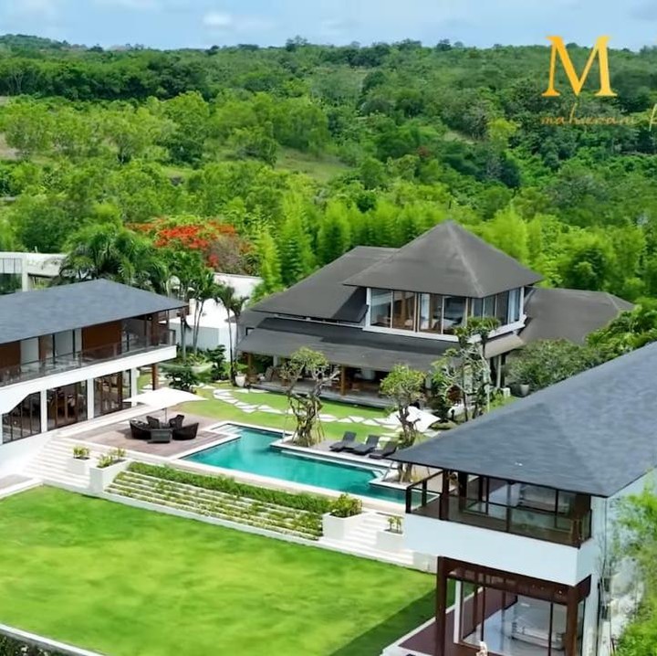 <p>Video berupa acara syukuran rumah barunya itu sukses membuat banyak orang tertarik melihat rumah baru pengusaha asal Bali yang satu ini. Meski berada di atas bukit, rumahnya ini memiliki area yang sangat luas dan bangunan rumahnya juga besar, ya, Bunda. (Foto: YouTube maharani kemala)</p>