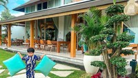 <p>Video berupa acara syukuran rumah barunya itu sukses membuat banyak orang tertarik melihat rumah baru pengusaha asal Bali yang satu ini. Meski berada di atas bukit, rumahnya ini memiliki area yang sangat luas dan bangunan rumahnya juga besar. (Foto: YouTube maharani kemala)<br /><br /><br /></p>