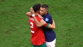 Momen 'Bestie' Mbappe-Hakimi usai Maroko Tersingkir