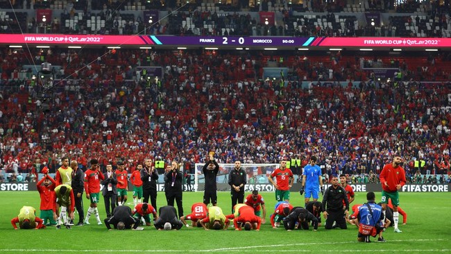 Pemain-pemain timnas Maroko tetap melakukan sujud syukur usai menjalani laga semifinal Piala Dunia 2022 melawan Prancis.