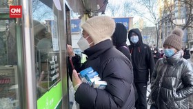 VIDEO: Warga Beijing Serbu Apotek Kala Lonjakan Kasus Covid di China