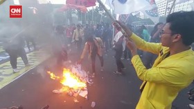 VIDEO: Mahasiswa Demo Tolak KUHP Bermasalah di Gedung DPR