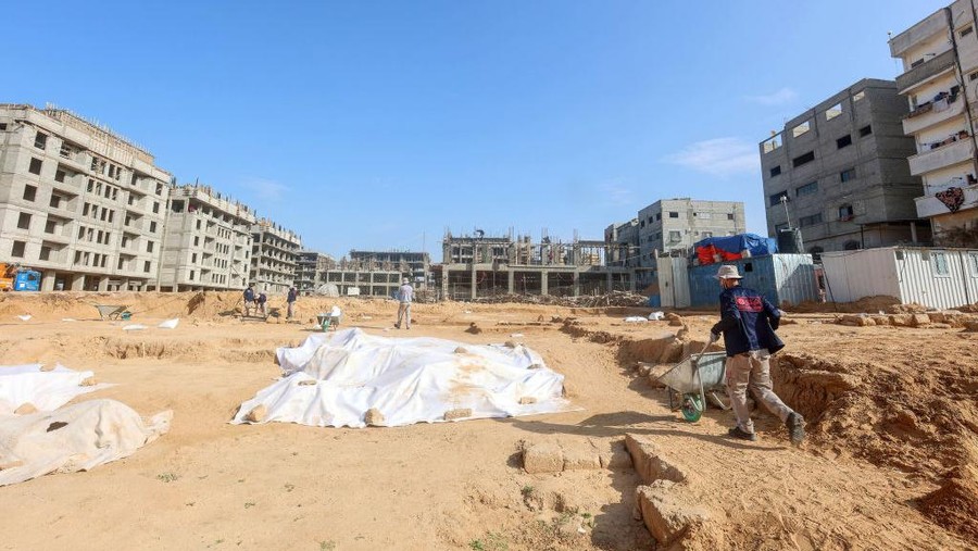 1245634785 GAZA, PALESTINE - 2022/12/15: A Palestinian excavation team works in a newly discovered Roman-era cemetery in the Gaza Strip. Hamas authorities in Gaza announced the discovery of over 60 tombs in the ancient burial site. Work crews have been excavating the site since it was discovered last January during preparations for an Egyptian-funded housing project. (Photo by Ahmed Zakot/SOPA Images/LightRocket via Getty Images)