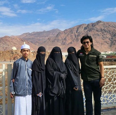 Sikap Santai Abidzar Tanggapi Netizen yang Kritik Gayanya Saat Umrah