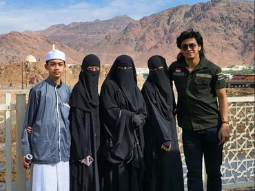 img-title Sikap Santai Abidzar Tanggapi Netizen yang Kritik Gayanya Saat Umrah
