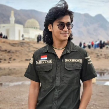 7 Potret Gaya Nyentrik Abidzar Saat Umrah yang Tuai Kritikan & Dihujat