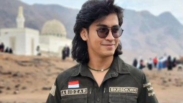 img-title 7 Potret Gaya Nyentrik Abidzar Saat Umrah yang Tuai Kritikan & Dihujat
