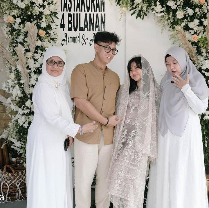 <p>Artis cantik Adinda Azani mengumumkan kabar kehamilan pertamanya di Instagram. Wanita 28 tahun ini mengunggah momen tasyakuran empat bulanan kehamilannya, Bunda. (Foto: Instagram @dindazani)</p>