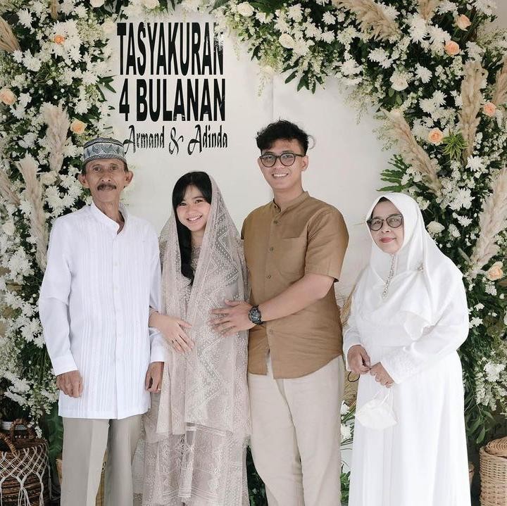 <p>Penampilan Adinda Azani yang sedang hamil anak pertama mencuri perhatian netizen. Banyak netizen memuji wajahnya yang semakin cantik. Beberapa di antaranya juga menebak wajah anaknya yang mirip dengan sang Bunda kelak. (Foto: Instagram @dindazani)</p>
