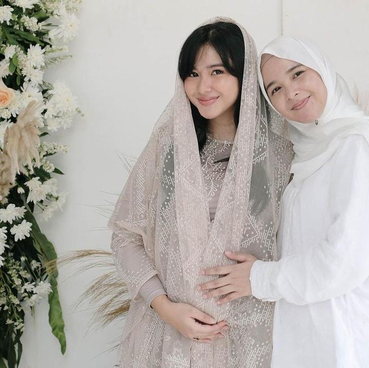 <p>Baby bump Adinda Azani sudah mulai terlihat nih, Bunda. Wanita kelahiran Bogor ini tampak cantik mengenakan baju terusan berwarna cokelat muda yang memperlihatkan baby bump-nya. (Foto: Instagram @dindazani)</p>