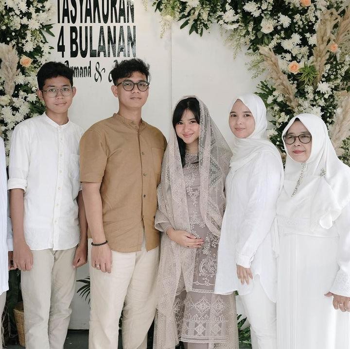 <p>Adinda dan suami tampak mengadakan acara empat bulanan dengan sederhana. Acara ini hanya dihadiri oleh keluarga dan kerabat dekat keduanya saja. (Foto: Instagram @dindazani)</p>