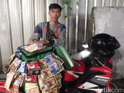 Hendra Aji dan Motor Sport Merahnya Saat Berjualan Kopi di Bandung