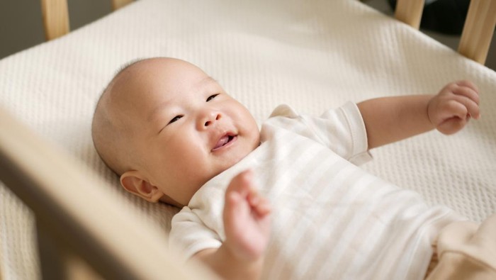 Amankah Bayi Tidur Tanpa Bantal? Ketahui Manfaat dan Posisi Tidur yang Tepat