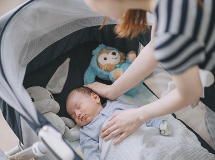 Amankah Bayi Tidur Tanpa Bantal? Ketahui Manfaat dan Posisi Tidur yang Tepat