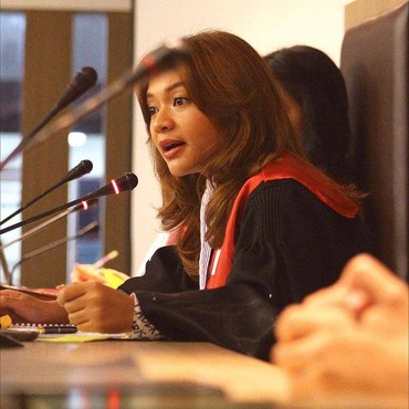 7 Pesona Amel Carla Jadi Hakim di Simulasi Sidang Disebut Mirip Najwa Shihab