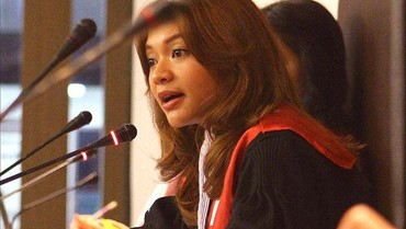 7 Pesona Amel Carla Jadi Hakim di Simulasi Sidang Disebut Mirip Najwa Shihab