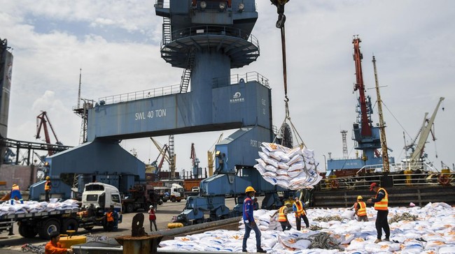Sebanyak 300 ribu ton beras impor masuk Indonesia untuk mengamankan stok untuk mengantisipasi dampak El Nino.