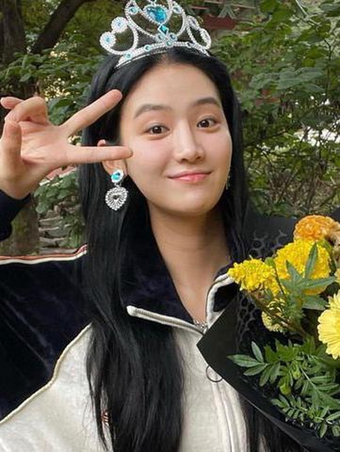 Ia debut akting di tahun 2020, lewat drama Extracurricular sebagai pemeran utama./ foto: instagram.com/charmgirl_1005
