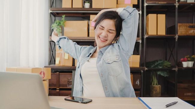 Duduk Sepanjang Hari? 5 Kebiasaan Kecil Ini Bisa Bantu Turunkan Berat Badan!