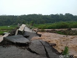 Jembatan Antardesa di Situraja Sumedang Ambruk Diterjang Banjir