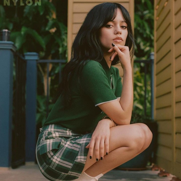 <p>Tapi tahukah Bunda, Jenna Ortega ternyata juga bisa terlihat manis dengan pakai berwarna lain, lho. Misalnya saja dalam beberapa potret berikut ini. (Foto: Instagram @jennaortega)<br /><br /><br /></p>