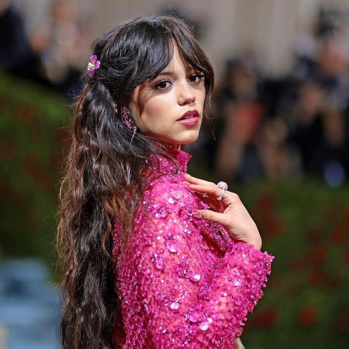 <p>Sebagai informasi, pemilik nama lengkap Jenna Marie Ortega ini lahir pada 27 September 2002, Bunda. Aktris muda berdarah Meksiko dan Puerto Riko ini baru genap berusia 20 tahun dan sudah menjadi figur publik sejak kecil. (Foto: Instagram @jennaortega)<br /><br /><br /></p>