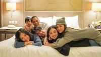 Serunya Nola B3 Bikin Paspor untuk Liburan Akhir Tahun, Naura Bantu Momong Si Bungsu
