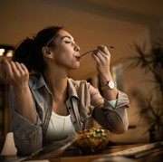 Makan Malam Lebih Awal Ternyata Banyak Manfaat, Termasuk Bisa Turunkan Berat Badan Lho! Kamu Sudah Tahu?