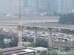 Jalan Sudirman Padat-Merayap Usai Jakarta Diguyur Hujan Deras!