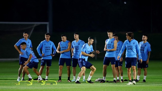 Reaksi ketakutan netizen Indonesia membanjiri kolom komentar akun Instagram timnas Argentina usai Rodigo De Paul Cs latihan di Stadion GBK.