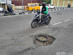 Lubang Menganga di Medan Disebabkan Kendaraan Melintas Melebihi Berat