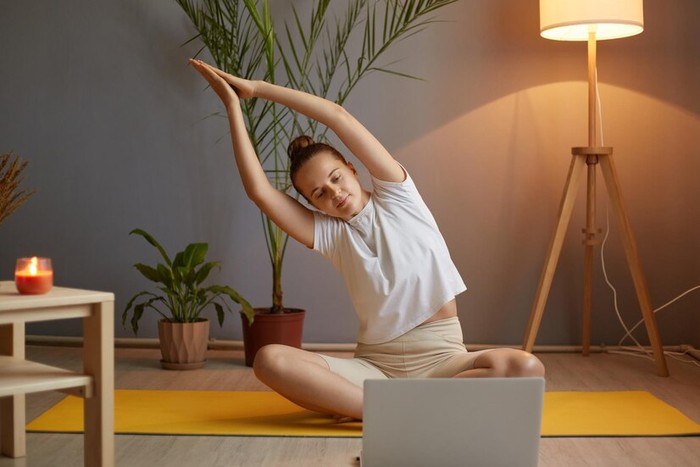 Yoga sebelum tidur malam membantu meningkatkan sirkulasi darah sekaligus menjaga sistem pencernaan.