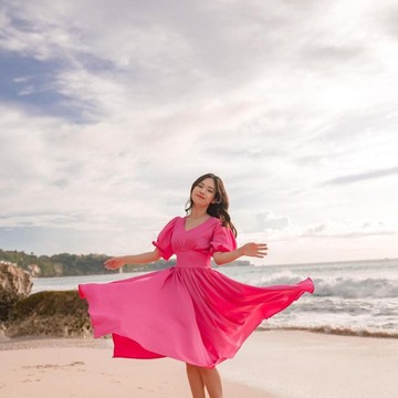 5 Inspirasi Outfit ke Pantai Ala Molita Lin, Fresh dan Instagramable!