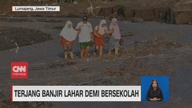 img-title VIDEO: Terjang Banjir Lahar Demi Bersekolah