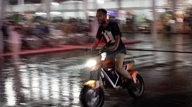 Motor listrik Bralink EV-1 buatan Purbalingga menyuguhkan rangka tubular dikaitkan suspensi depan dengan travel panjang. Ban depan diperkuat single disc brake.