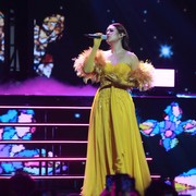 Gelar Konser Tunggal, Simak 5 Gaya Panggung Raisa yang Tampil Anggun dan Menawan