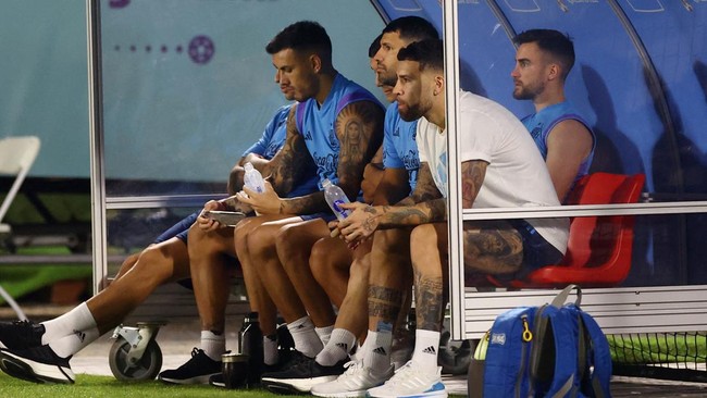 Sergio Aguero mengikuti sesi latihan Argentina, Kamis (15/12), di saat Lionel Messi absen jelang melawan Prancis di final Piala Dunia 2022.