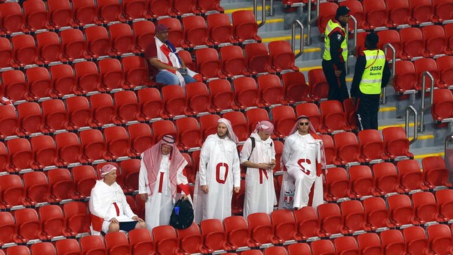 Suporter Inggris berhasil menampilkan citra positif di Piala Dunia 2022. Tak ada suporter yang tertangkap dan larangan alkohol diyakini jadi salah satu faktor.