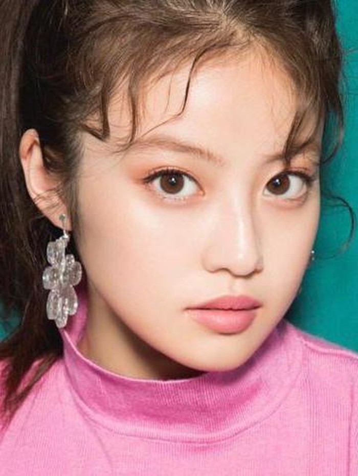 Tidak hanya akting, Mio juga aktif sebagai model. Ia sering didapuk sebagai model cover berbagai majalah mode di Jepang./ foto: instagram.com/imada_mio