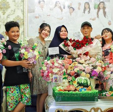 Dimusuhi Gegara Setop Uang Bulanan, 7 Potret Via Vallen Bersama Adik-adiknya