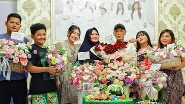 img-title Dimusuhi Gegara Setop Uang Bulanan, 7 Potret Via Vallen Bersama Adik-adiknya
