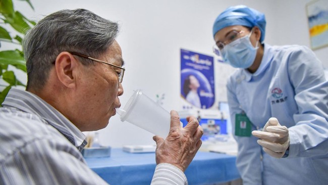 China tengah mengalami kelangkaan sejumlah obat akibat lonjakan kasus Covid-19 usai melonggarkan aturan lockdown ketatnya baru-baru ini.