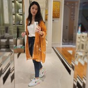 Sontek Gaya Kasual dan Modis ala Dian Sastrowardoyo, Bikin Ibu Muda Tampil Menawan di Acara Sekolah