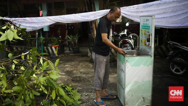 FOTO: Gotong Royong Bersihkan SDN Pondok Cina I Depok