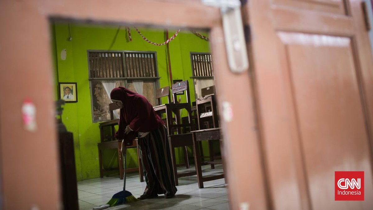 FOTO: Gotong Royong Bersihkan SDN Pondok Cina I Depok