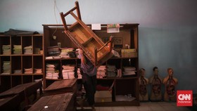 FOTO: Gotong Royong Bersihkan SDN Pondok Cina I Depok